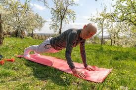 记者晒视频：钟义浩现场观看海牛比赛，海牛进球后他兴奋鼓掌